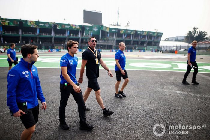 Pietro Fittipaldi, del equipo Haas F1, recorre la pista con Max Papis y miembros de su equipo