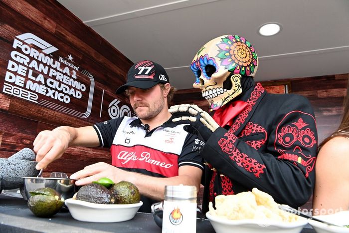Valtteri Bottas y el equipo Alfa Romeo F1 hacen tacos con Fermín La Calaca