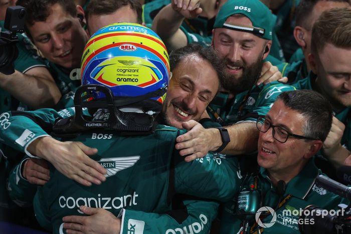 Fernando Alonso, Aston Martin F1 Team, celebran la tercera posición en Arabia Saudí