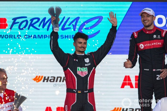 Pascal Wehrlein, Porsche, 2ª posición, celebra con su trofeo