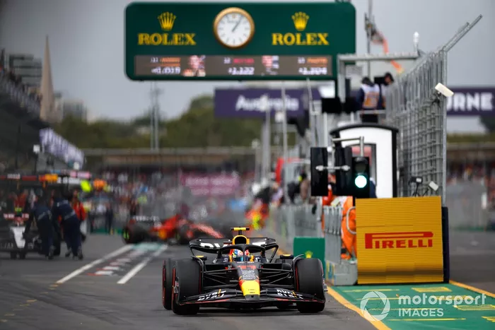 Sergio Pérez, Red Bull Racing RB19, sale de boxes