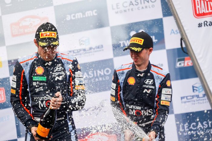 Podio: Thierry Neuville, Martijn Wydaeghe, Hyundai World Rally Team Hyundai i20 N Rally1