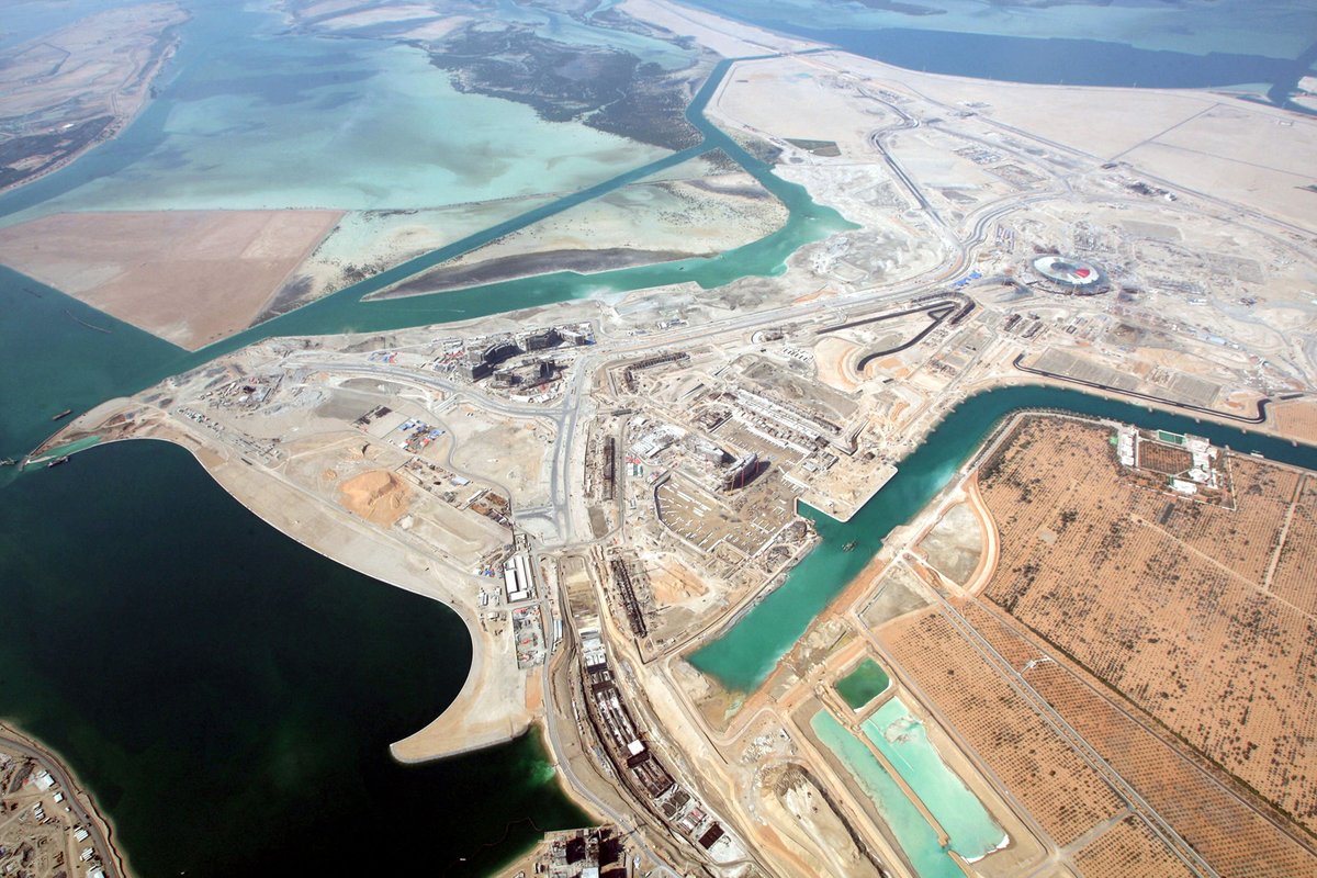 Vue aérienne de la marina, des tribunes, des stands, de l'hôtel, de la piste et de l'île de Yas.