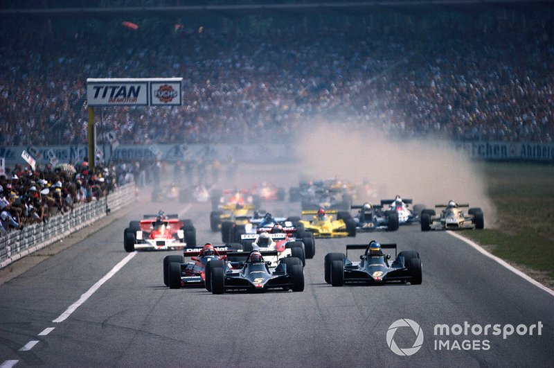 Mario Andretti, Lotus 79 Ford, Ronnie Peterson and Niki Lauda, Brabham BT46 Alfa Romeo, en la salida, mientras Riccardo Patrese, Riccardo Patrese, Arrows FA1 Ford, se va hacia la hierba 