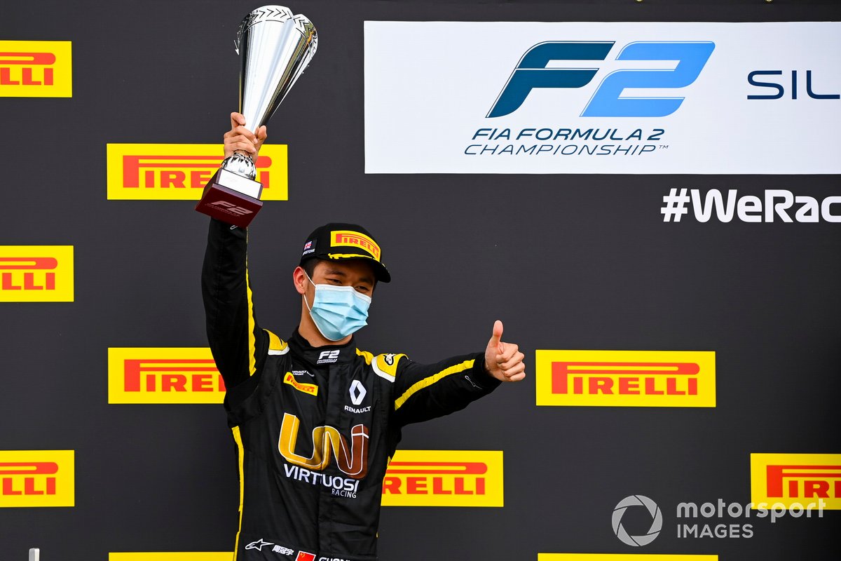 Guanyu Zhou, UNI-Virtuosi festeggia sul podio con il trofeo