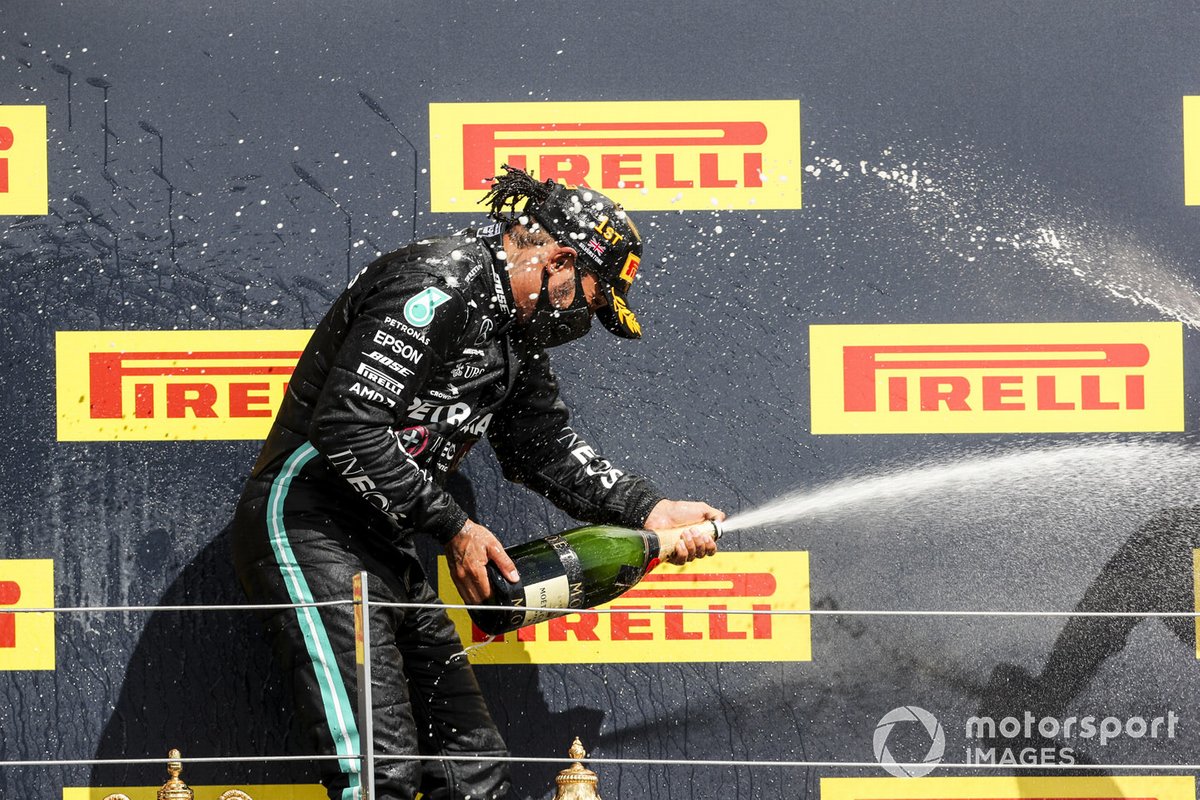 Il vincitore Lewis Hamilton, Mercedes-AMG F1 festeggia sul podio con lo champagne