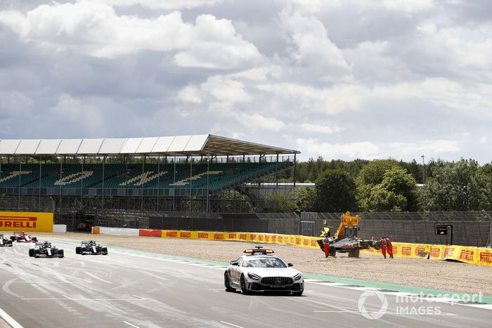 Safety Car y el pelotón pasan el lugar del accidente de Kevin Magnussen, Haas VF-20