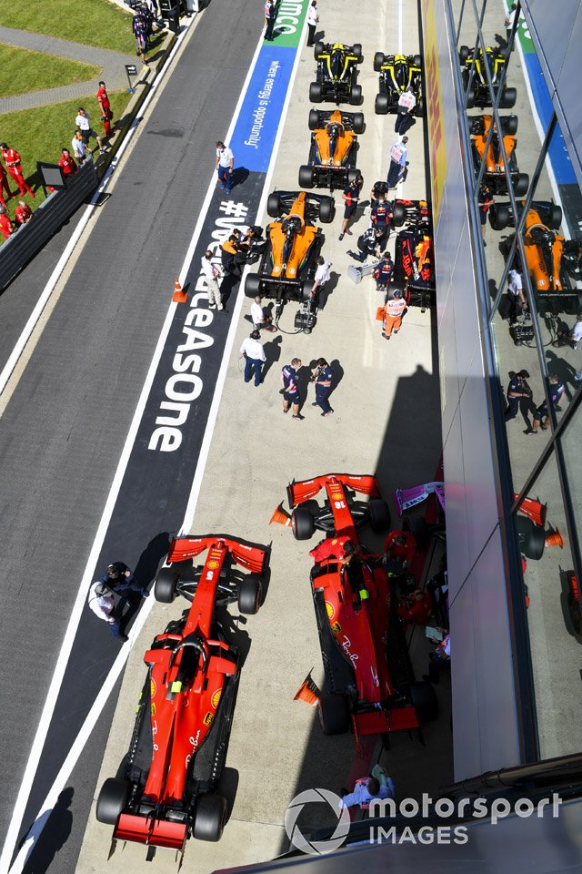 Los monoplazas de Sebastian Vettel, Ferrari SF1000, y Charles Leclerc, Ferrari SF1000, en Parc Ferme