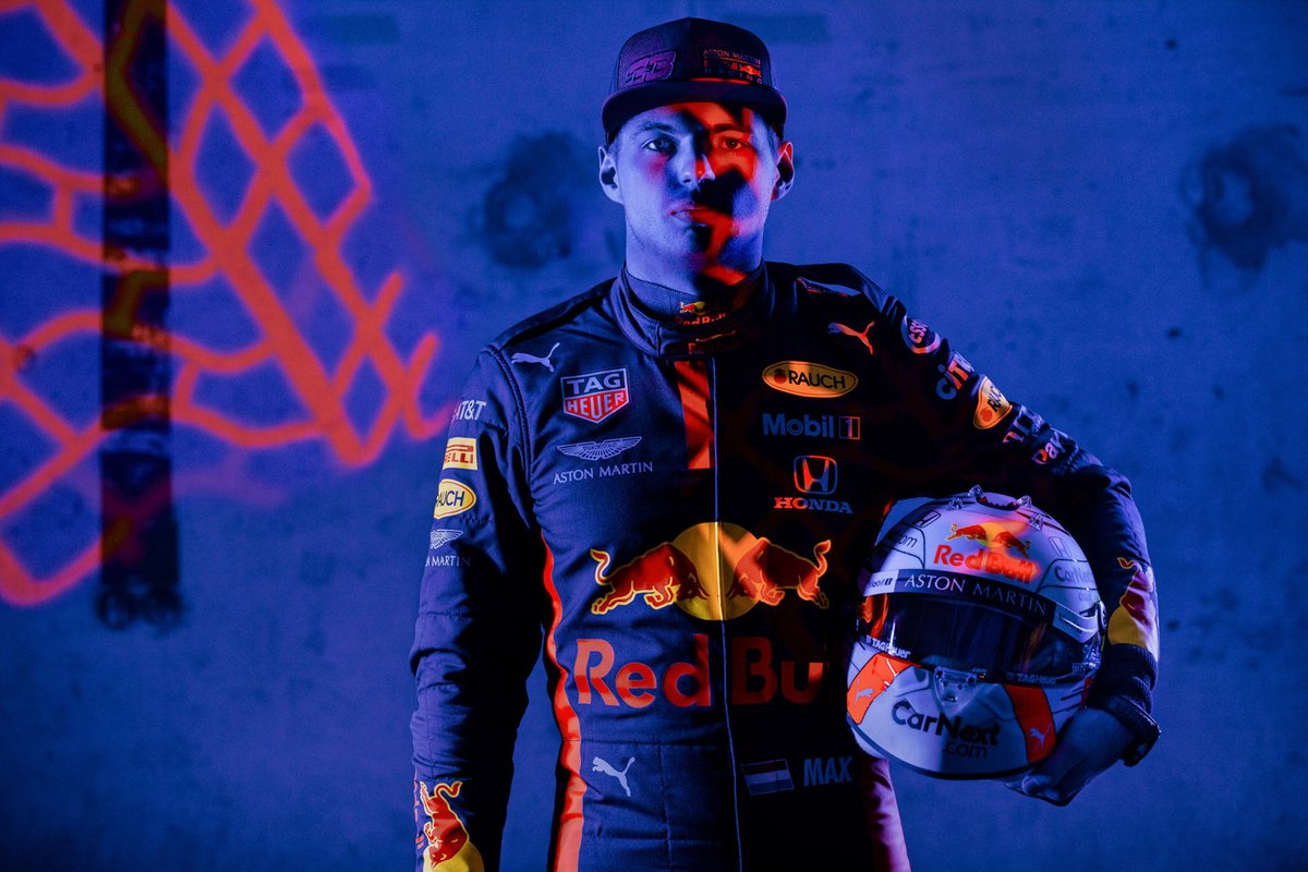 8. Mono y botines de Max Verstappen, más un endplate de Bull Racing: 27.600 libras