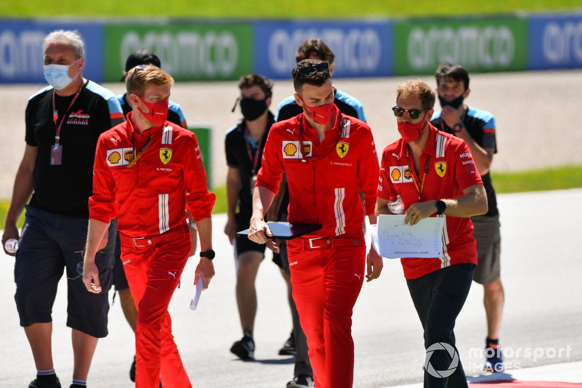 Sebastian Vettel, Ferrari cammina lungo il tracciato