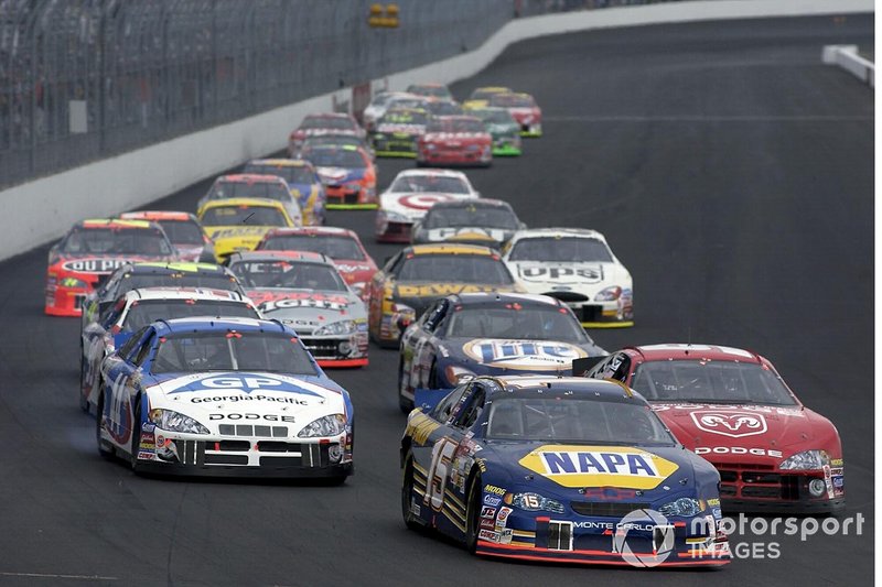 NASCAR-Action auf dem New Hampshire Motor Speedway in Loudon 2002