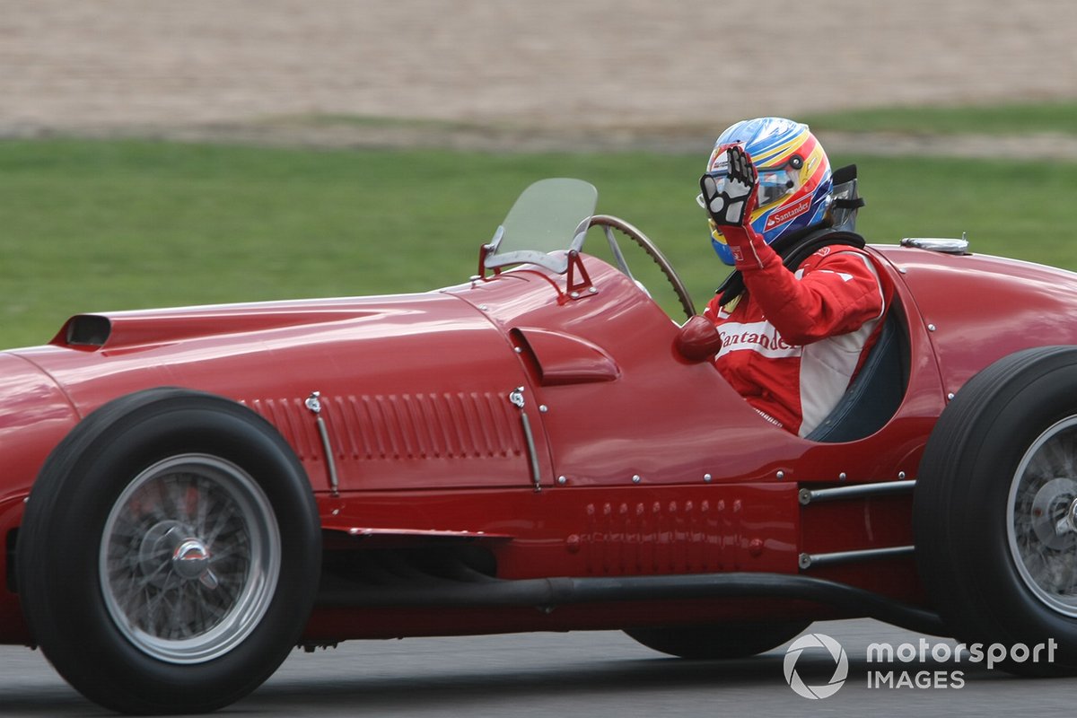 Fernando Alonso conduce el Ferrari 375