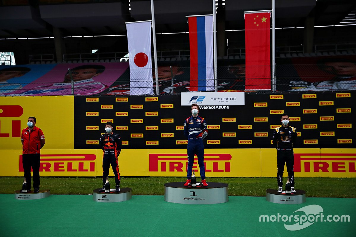 Carrera 1 Podio: Yuki Tsunoda, Carlin, Robert Shwartzman, Prema Racing, Guanyu Zhou, UNI-Virtuosi