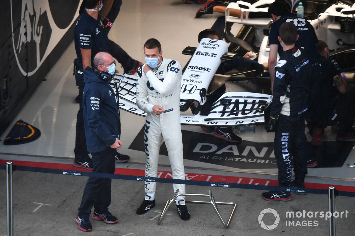 Daniil Kvyat, AlphaTauri, delante del box