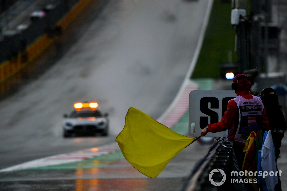 Marshal sventola la bandiera gialla mentre passa Alexander Smolvar, ART Grand Prix the Safety Car