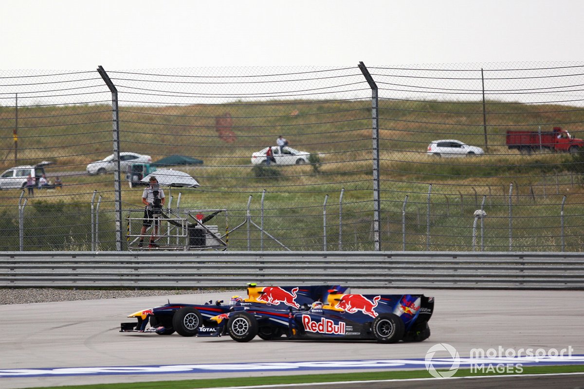 Mark Webber, Red Bull Racing RB6 Renault y Sebastian Vettel, Red Bull Racing RB6 Renault chocan y giran