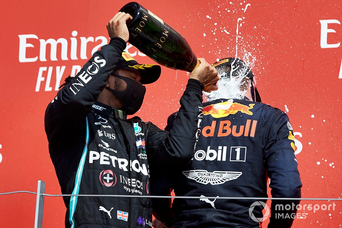 Lewis Hamilton, Mercedes-AMG Petronas F1 e il vincitore della gara Max Verstappen, Red Bull Racing sul podio con lo champagne