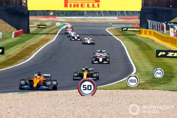 Carlos Sainz Jr., McLaren MCL35, Esteban Ocon, Renault F1 Team R.S.20, Kevin Magnussen, Haas VF-20 