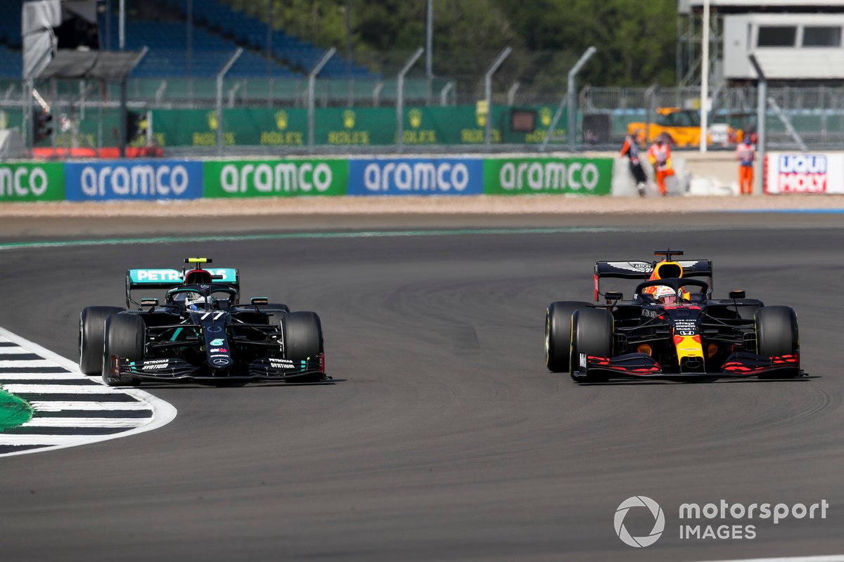 Valtteri Bottas, Mercedes F1 W11 y Max Verstappen, Red Bull Racing RB16 batalla por el liderato de la carrea