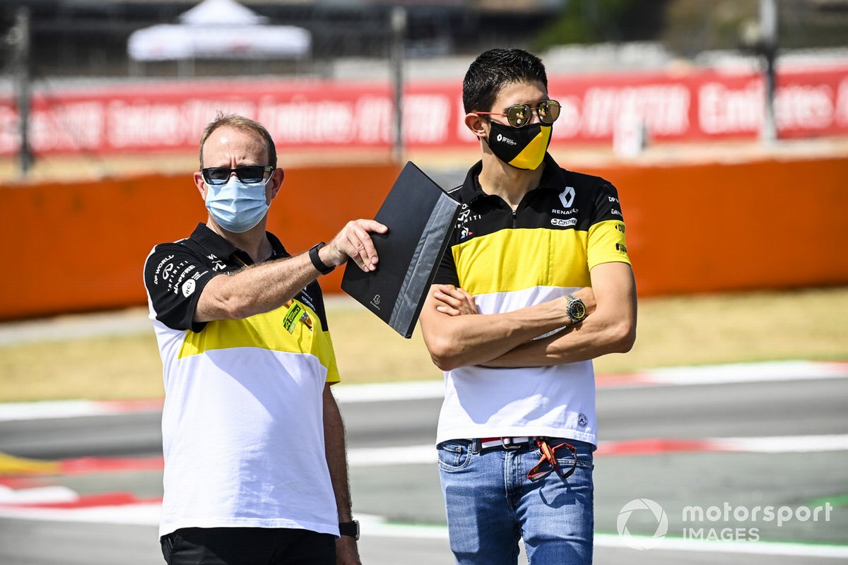 Esteban Ocon, Renault F1 camina por la pista con el equipo