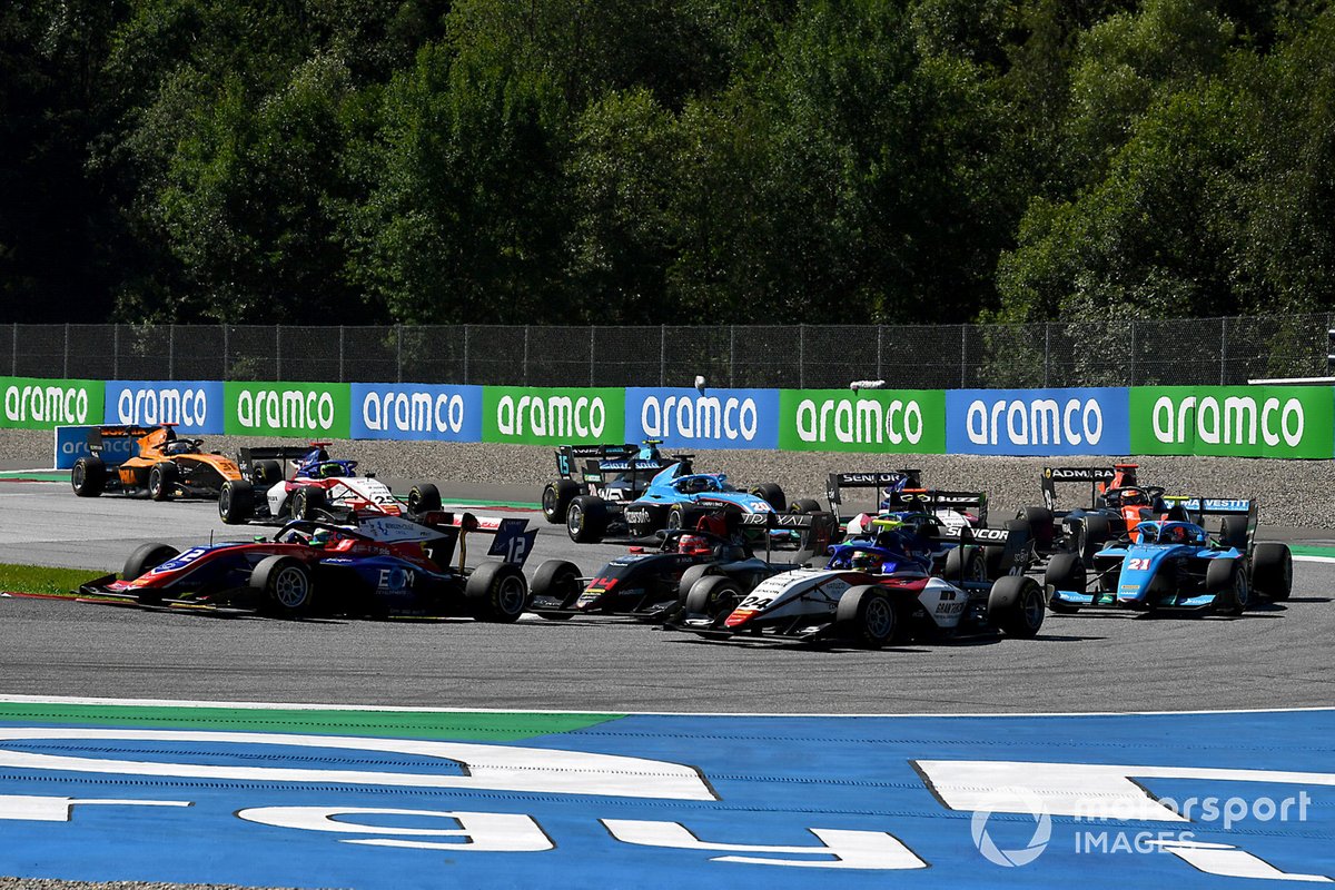Oliver Caldwell, Trident, precede Enzo Fittipaldi, HWA Racelab, Igor Fraga, Charouz Racing System, Federico Malvestiti, Jenzer Motorsport, e il resto delle auto alla partenza