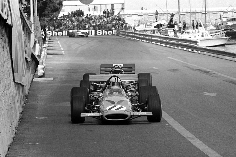 Denny Hulme, Mclaren M14A devant Jochen Rindt, Lotus 49 C