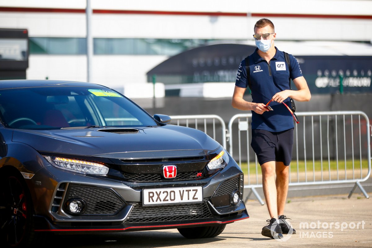 Daniil Kvyat, llega en su Honda Civic Type R
