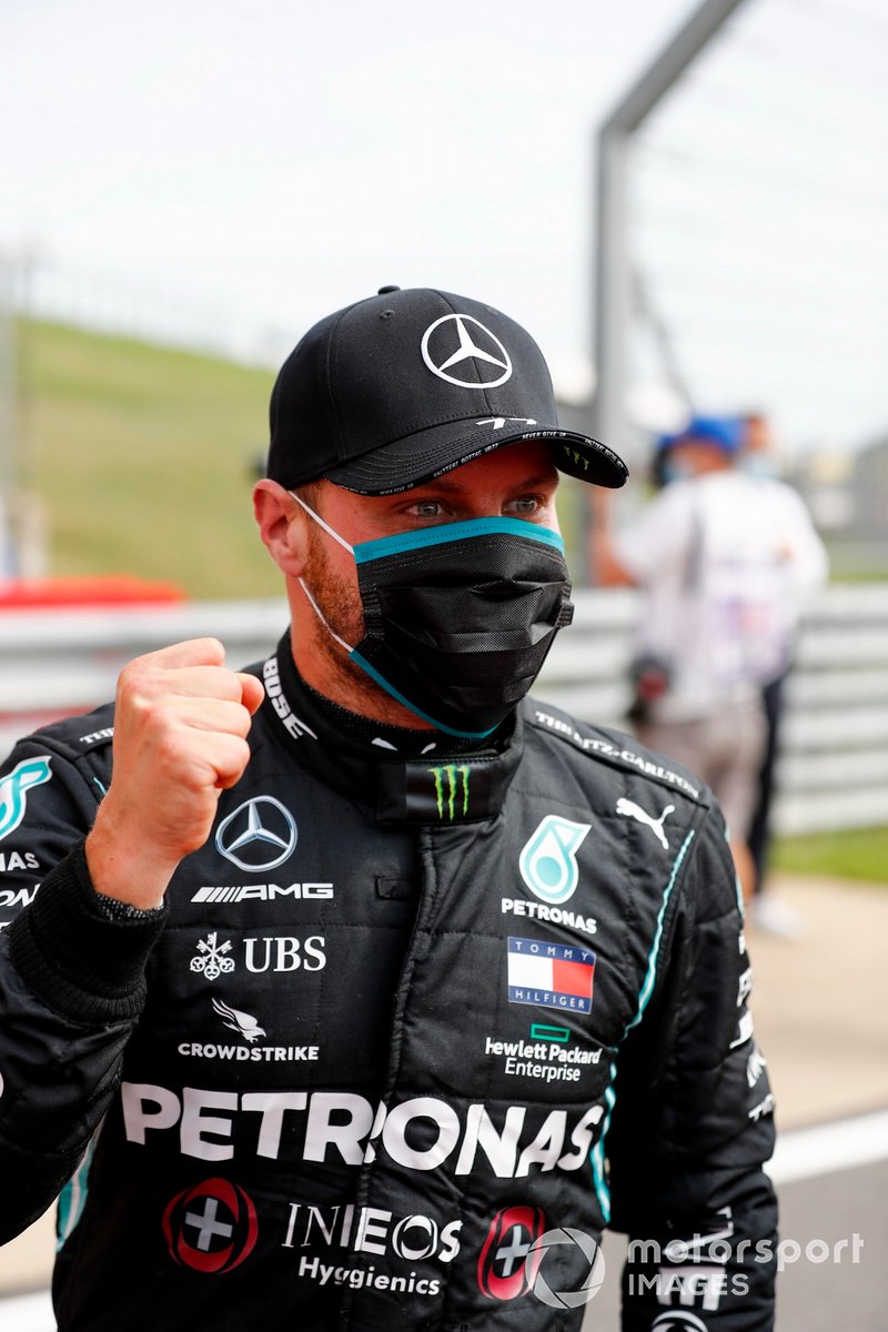 Il Pole sitter Valtteri Bottas, Mercedes-AMG Petronas F1 festeggia nel Parc Ferme
