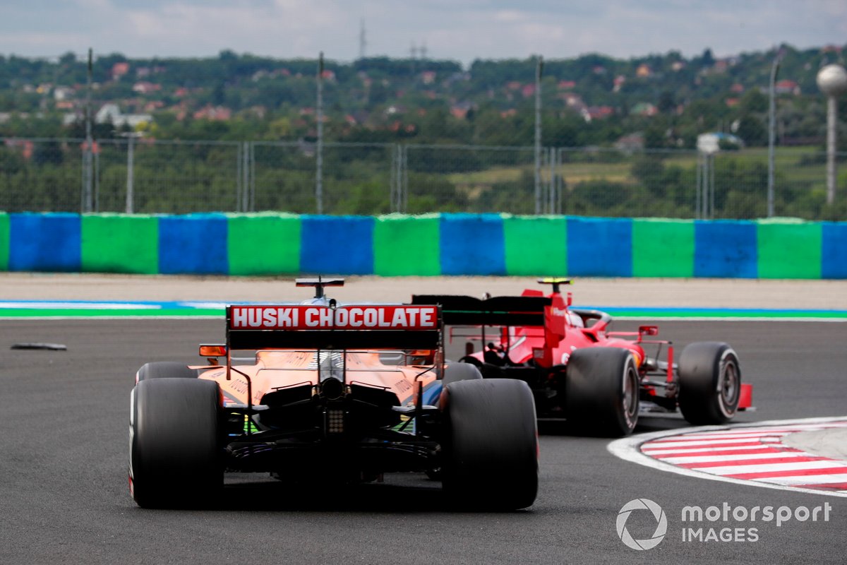 Carlos Sainz Jr., McLaren MCL35 e Charles Leclerc, Ferrari SF1000