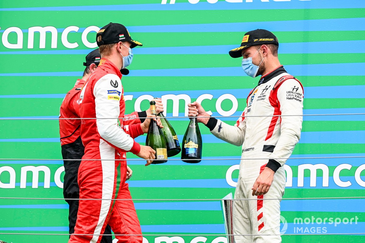 Callum Ilott, UNI-Virtuosi, Mick Schumacher, Prema Racing e il vincitore della gara Luca Ghiotto, Hitech Grand Prix festeggiano sul podio