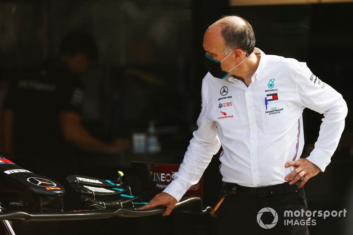 Un miembro del equipo de Mercedes trabajando