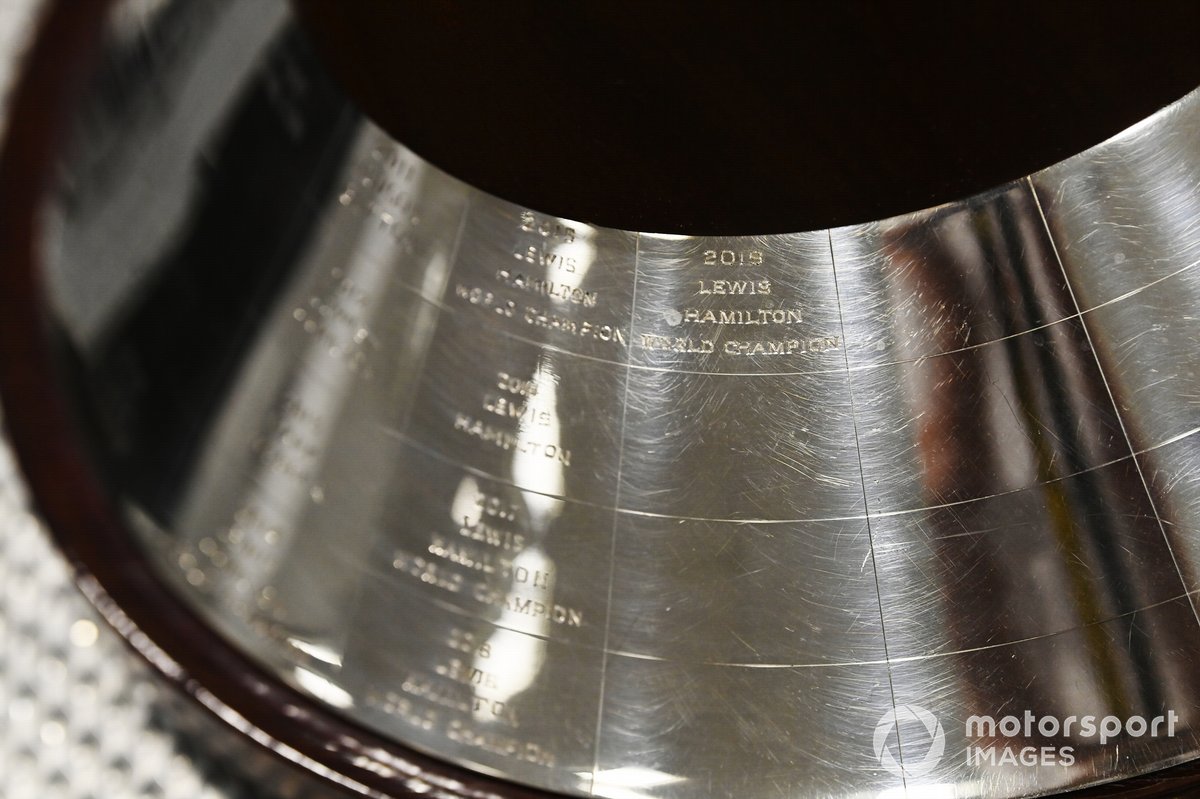 Detalle del trofeo, incluyendo una inscripción: 2019 Lewis Hamilton Campeón Mundial