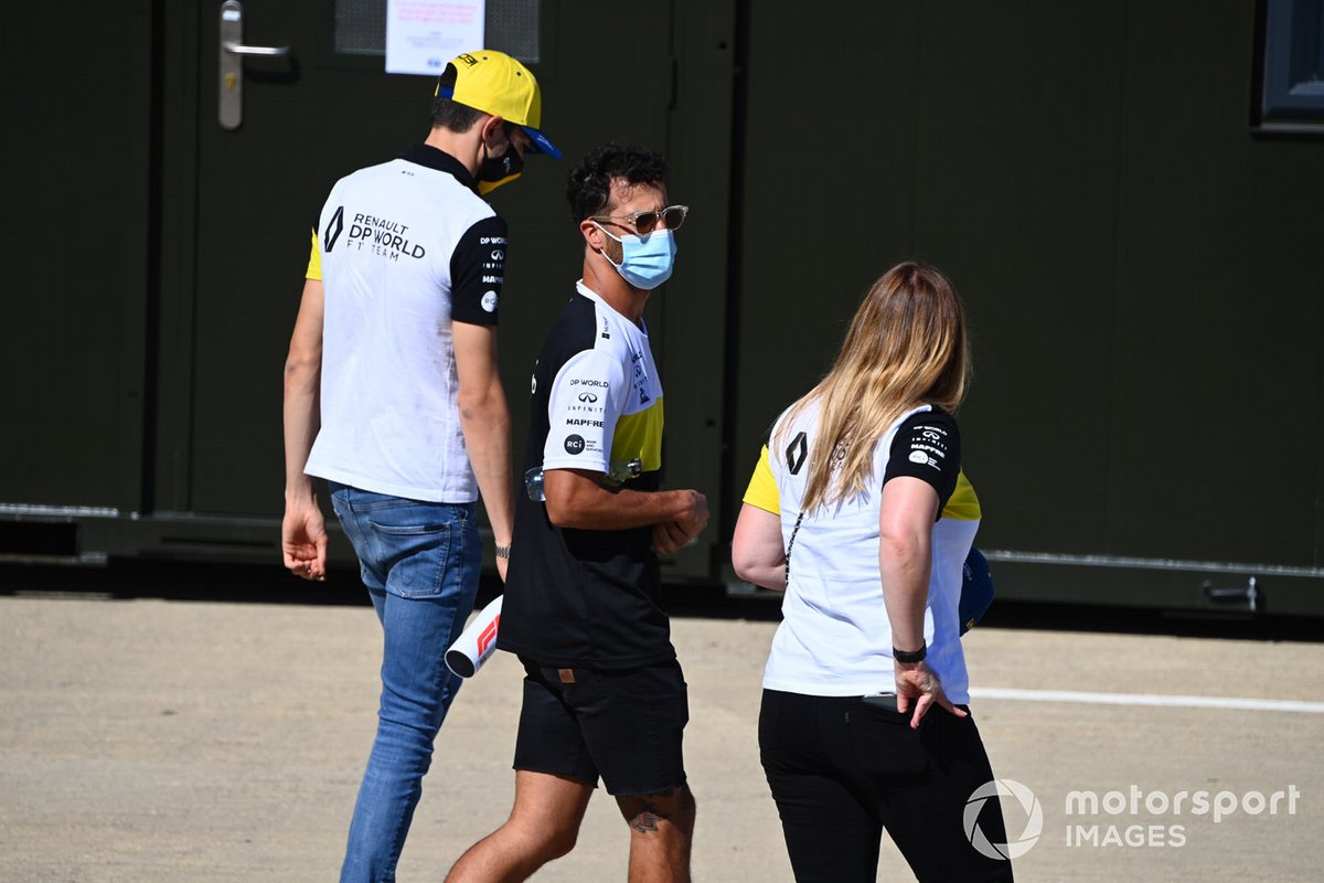 Daniel Ricciardo, Renault F1 et Esteban Ocon, Renault F1 dans le paddock