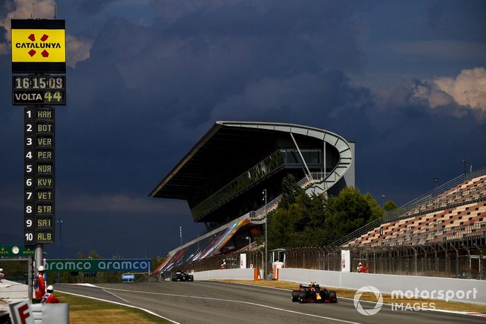 Alex Albon, Red Bull Racing RB16, Valtteri Bottas, Mercedes F1 W11 EQ Performance