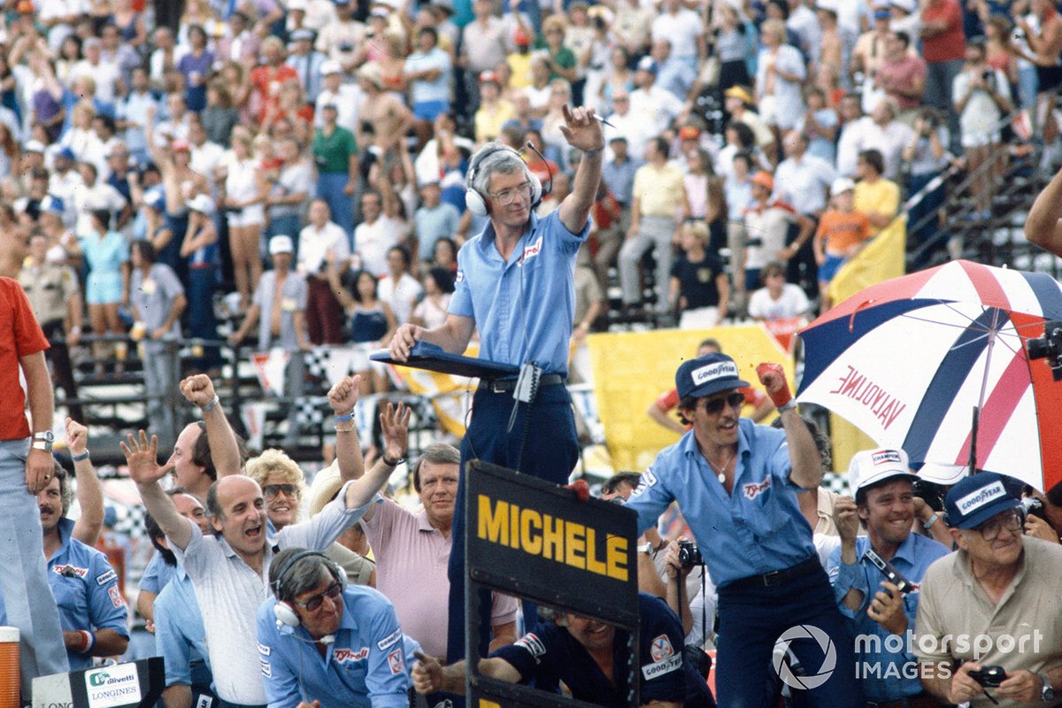 Ken Terrell y el equipo de Tyrrell celebran la victoria de la carrera de Michele Alboreto