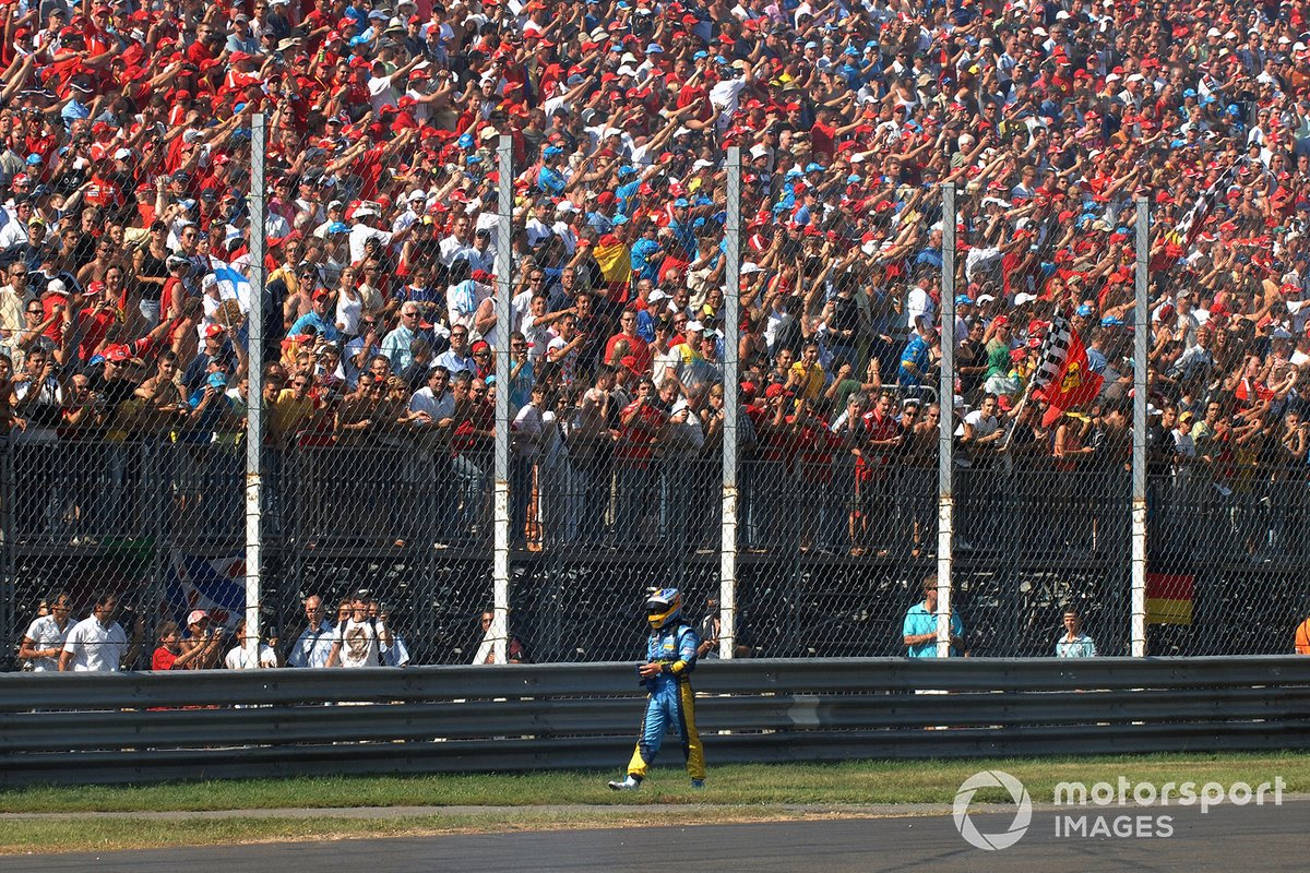 Fernando Alonso, Renault R26, regresa caminando