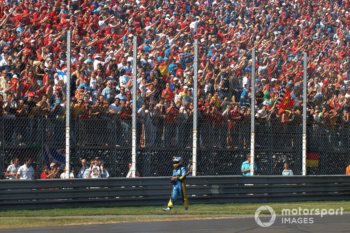 Fernando Alonso, Renault R26, walks back