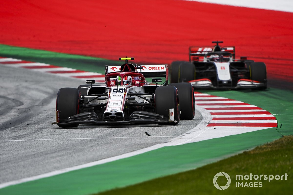 Antonio Giovinazzi, Alfa Romeo Racing C39, leads Romain Grosjean, Haas VF-20