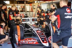Mecánicos trabajan en el coche de Ryo Hirakawa, Haas VF-24