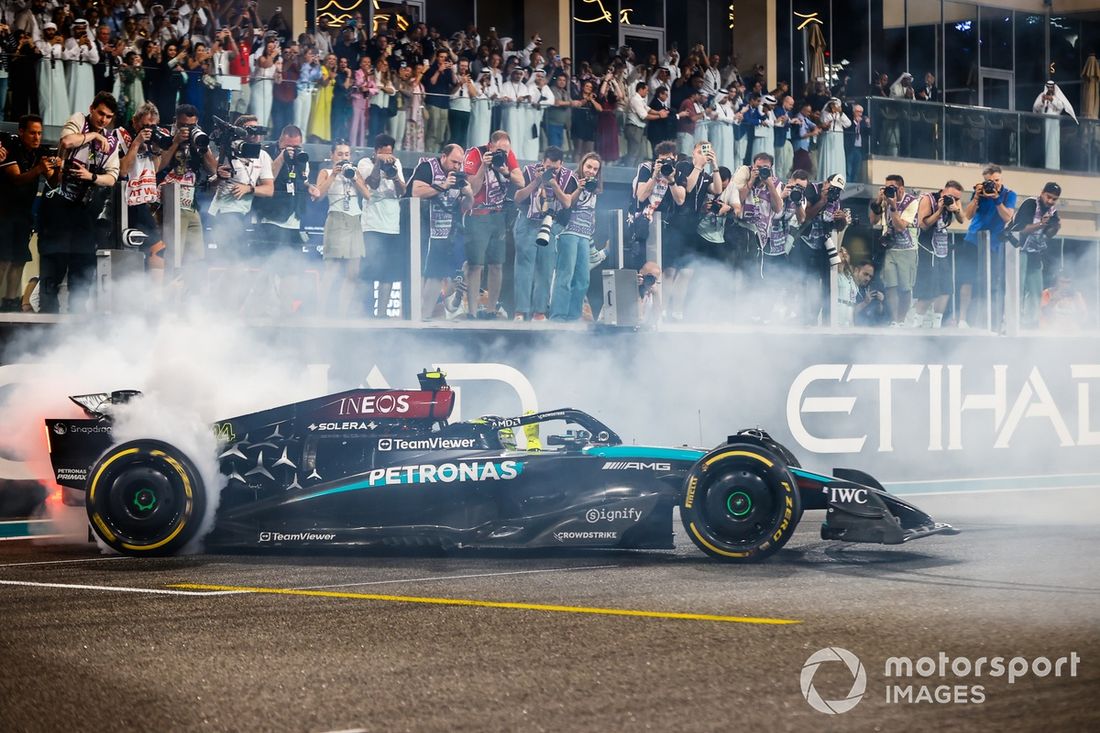 Lewis Hamilton, Mercedes F1 W15, festeja com donuts após a corrida