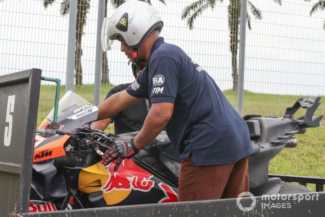 Moto de Pedro Acosta, Red Bull KTM Factory Racing, caída