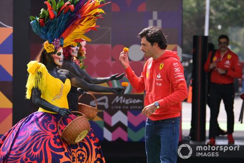 Carlos Sainz, Scuderia Ferrari, recibe una caléndula mexicana a su llegada a la pista