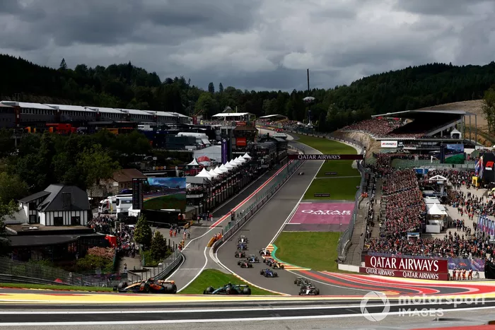 Lando Norris, McLaren MCL60, Fernando Alonso, Aston Martin AMR23, Yuki Tsunoda, AlphaTauri AT04, el resto de los participantes en la vuelta de formación.