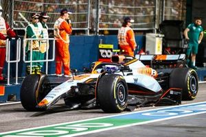 Logan Sargeant, Williams FW45, en boxes con un alerón roto