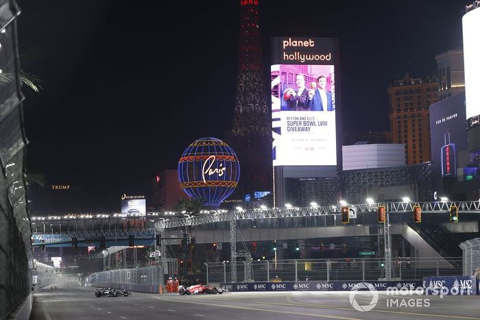 Charles Leclerc, Ferrari SF-23, George Russell, Mercedes F1 W14