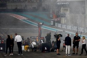 Max Verstappen, Red Bull Racing, 1ª posición, lo celebra en la parrilla tras la carrera