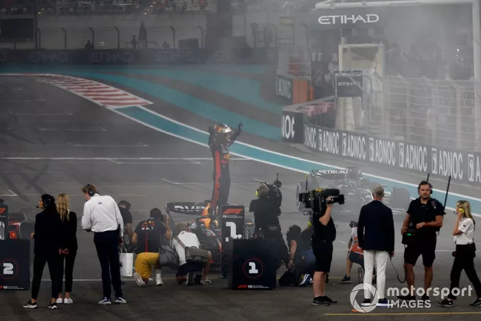 Max Verstappen, Red Bull Racing, 1ª posición, lo celebra en la parrilla tras la carrera