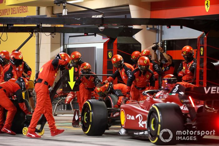 Charles Leclerc, Ferrari F1-75 pit stop