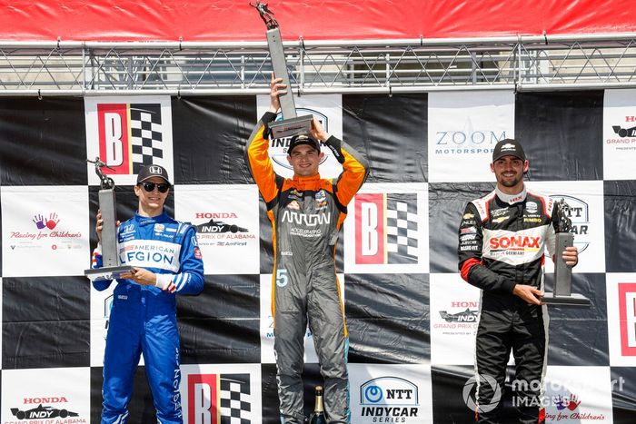 Podio: segundo lugar Alex Palou, Chip Ganassi Racing Honda, ganador Patricio O'Ward, Arrow McLaren SP Chevrolet, tercer lugar Rinus VeeKay, Ed Carpenter Racing Chevrolet