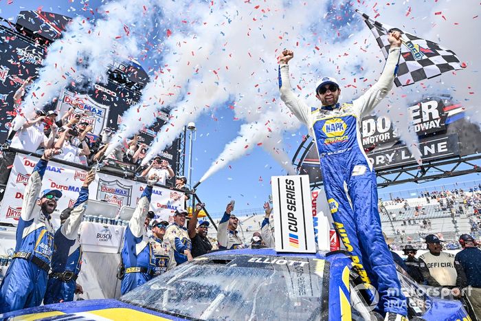 Ganador de la carrera Chase Elliott, Hendrick Motorsports, NAPA Auto Parts Chevrolet Camaro